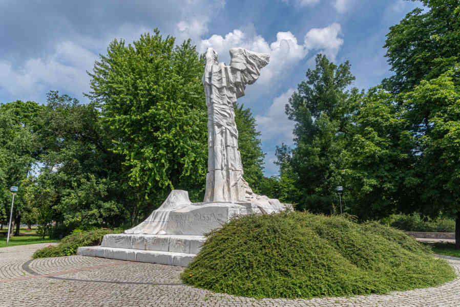 Polonia - Varsovia 187 - monumento a la Batalla de Monte Cassino.jpg